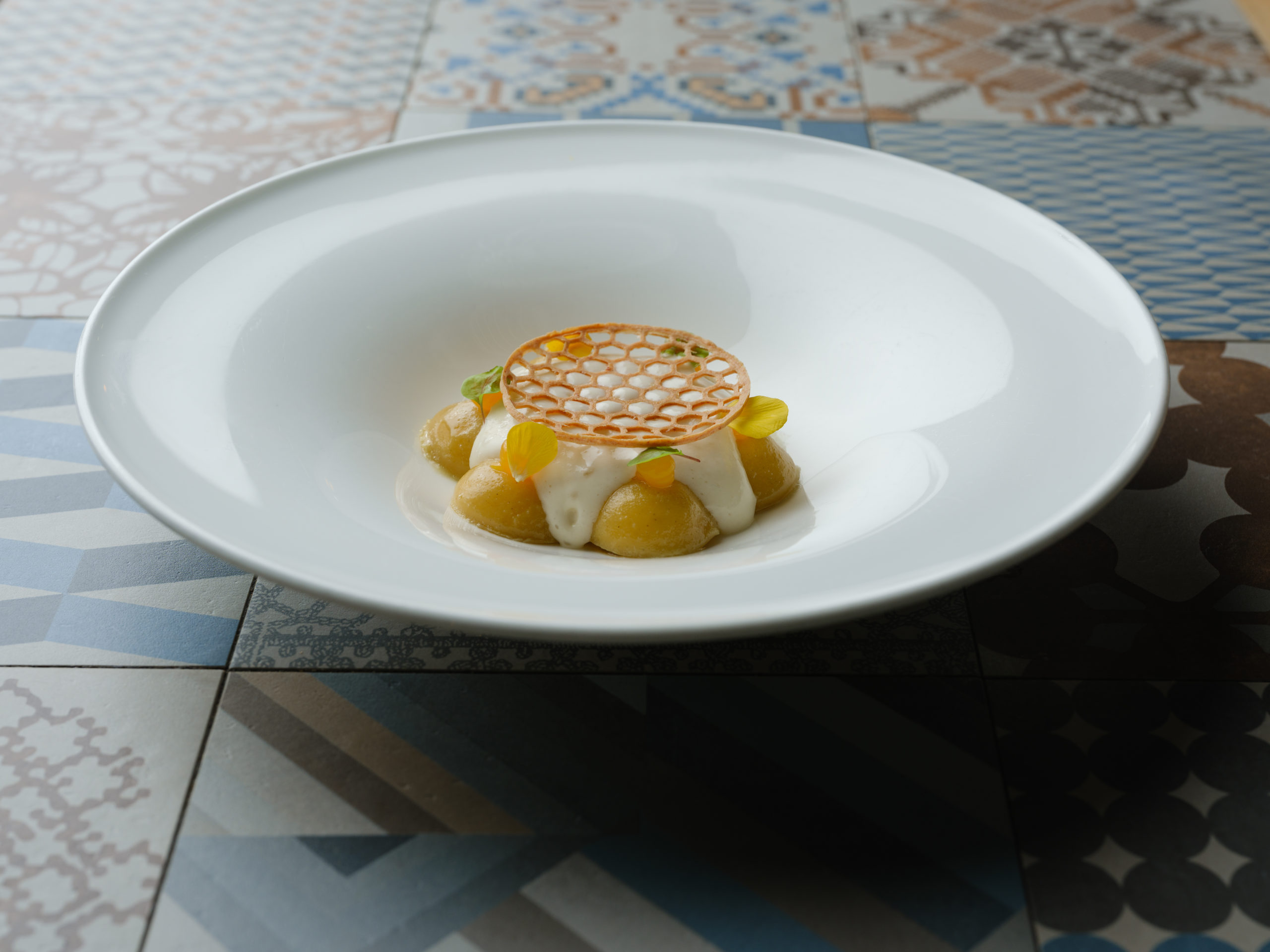 Bottoni à la carbonara, espuma de parmesan “Vacche Rosse”, jaune d’œuf mariné et guanciale croquant – interprétation gastronomique italienne contemporaine signée La Dispensa à Neuchâtel.