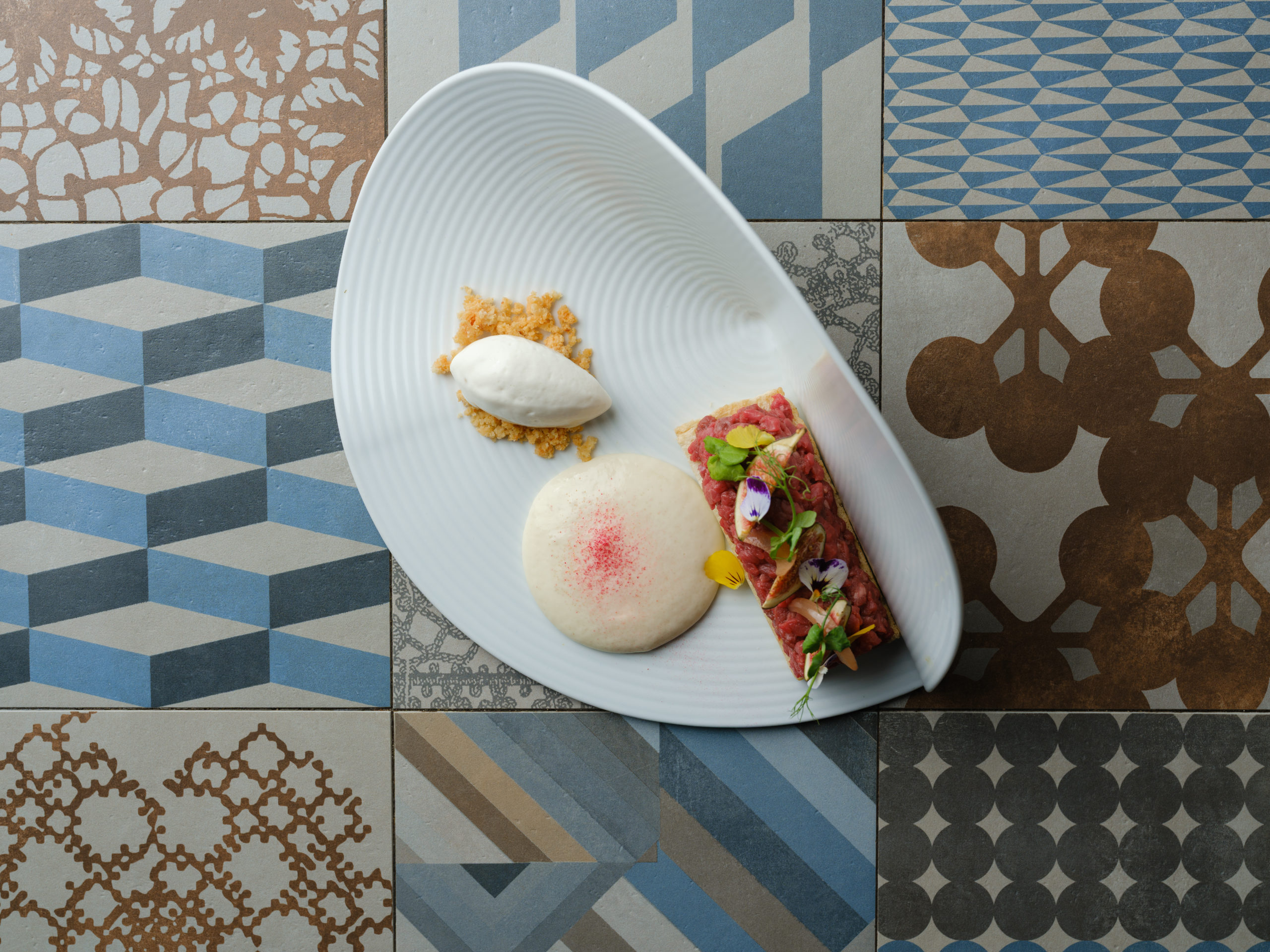 Tartare de fassona du Piémont, mousse de lampascioni, vinaigre balsamique DOP, figues fraîches et glace au Parmigiano Reggiano affiné 36 mois – création gastronomique italienne contemporaine du restaurant La Dispensa à Neuchâtel.