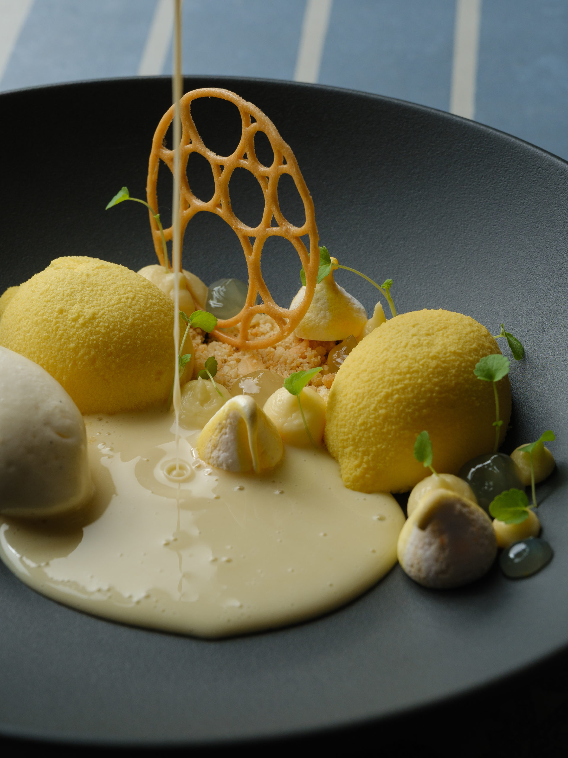 Dessert gastronomique au citron chiboust, citron confit, meringue, limoncello et glace vanille – création raffinée du restaurant La Dispensa à Neuchâtel.
