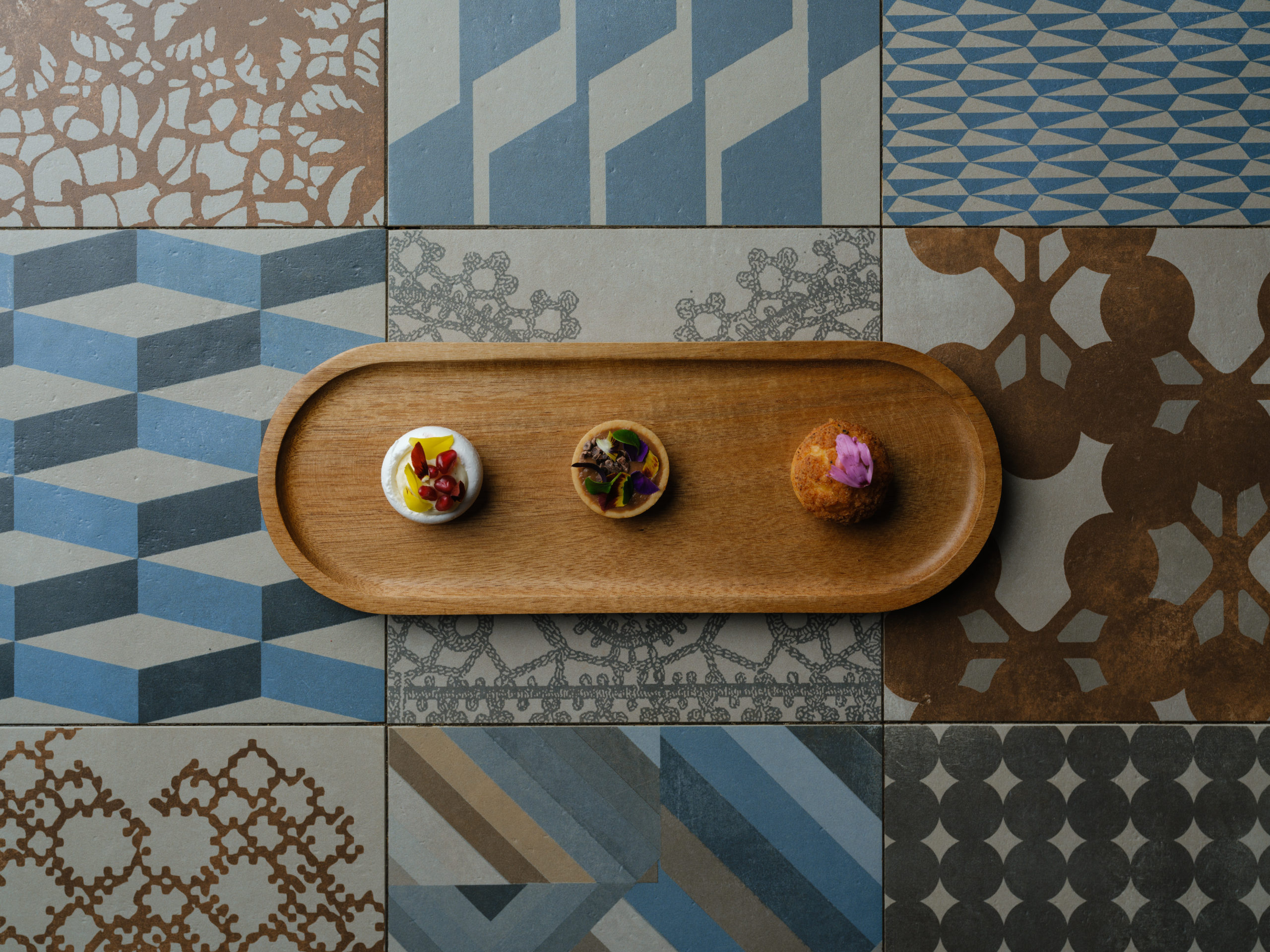 Délices du pâtissier du restaurant gastronomique La Dispensa à Neuchâtel : mignardises fines, créations sucrées et bouchées élégantes, servies à la fin du menu dégustation.